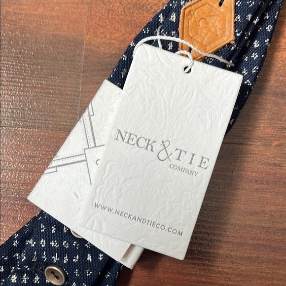 Neck and Tie Luxury Hand Sewn Navy Bow Tie NWT - Picture 4 of 4